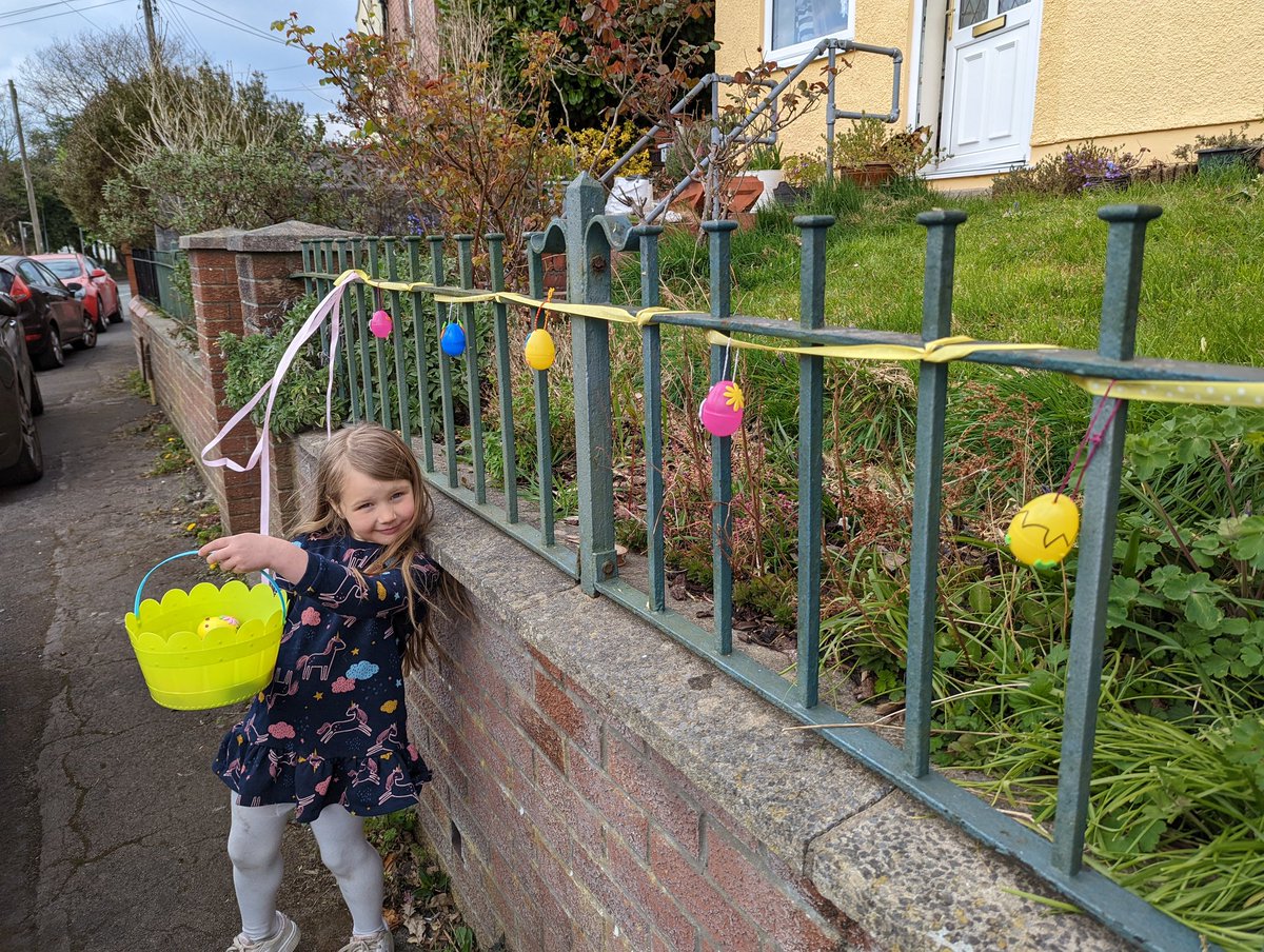 ChrisWinson2's tweet photo. @Ynystawe 
Cara's decorating the garden ready for Easter!
She's writing what it's about too https://t.co/dTiJPu7lV8