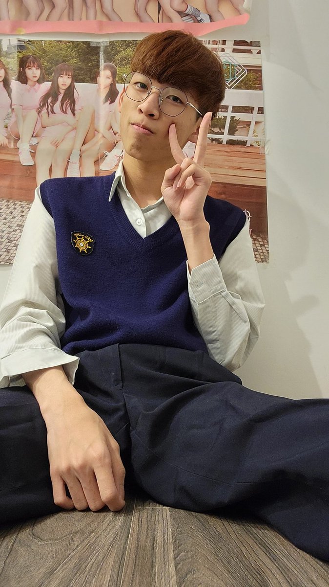 phil103152's tweet photo. 今天大家在GS穿制服
那我也在推特發制服😍
#backtoyoung https://t.co/QHYcFDnoOC