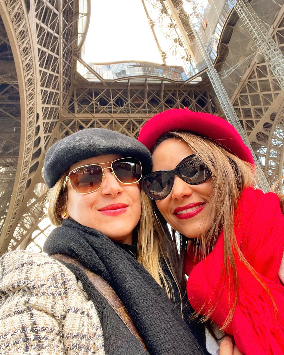 michidenise's tweet photo. La vida es un viaje y quien viaja vive dos veces”. #sisters @michmguzman #paris #toureiffel2022 https://t.co/Hp3qf3C4o9