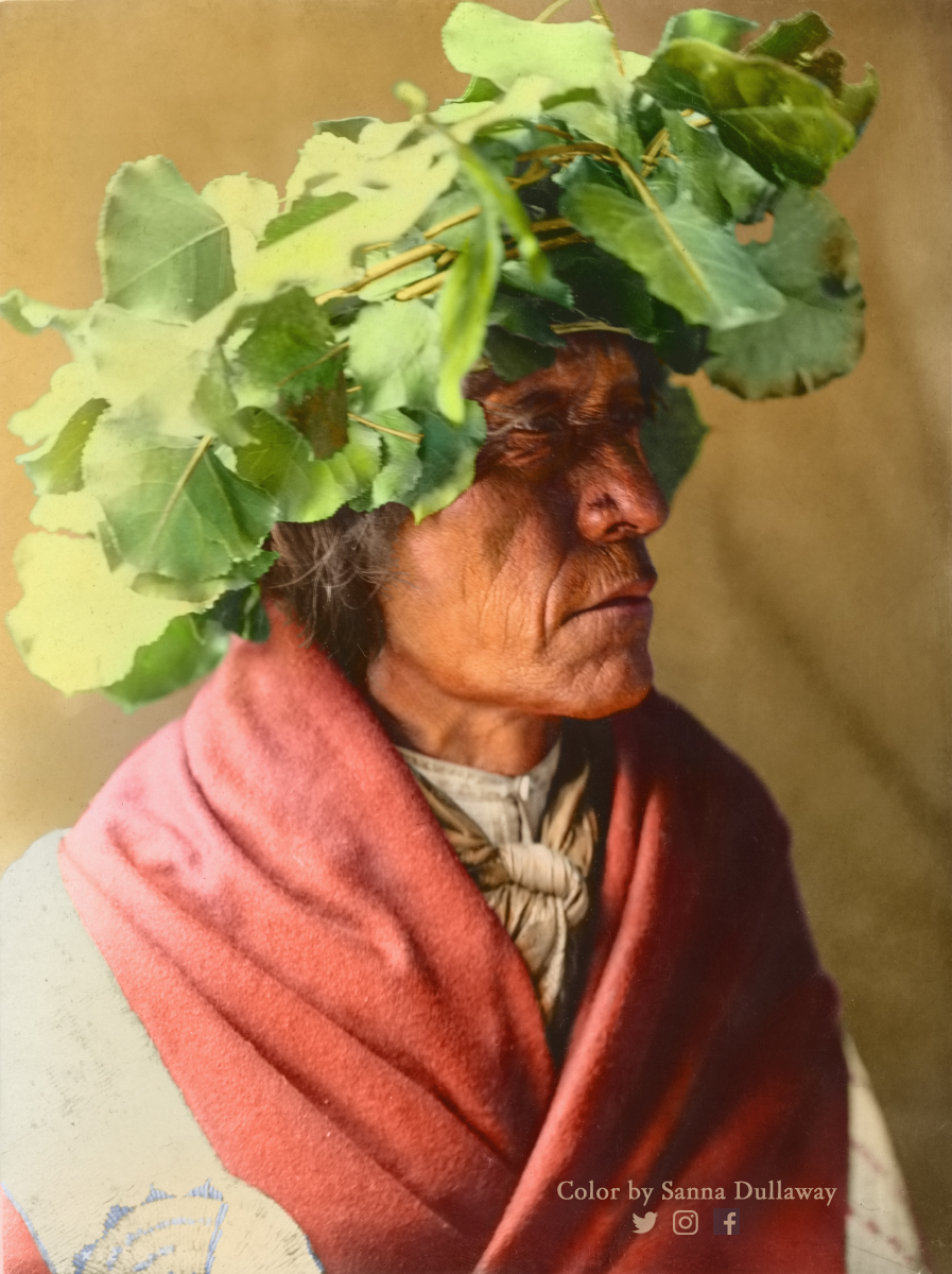 PastInColor's tweet photo. Porcupine, a Cheyenne man, wearing a wreath of cottonwood leaves on his head, possibly to protect his head from the sun during a Sun Dance. Photographed by Edward S. Curtis ca. 1910
#20DaysofNativeColors 📸 10/20
#colorized #colorization #sundance #nativeamerican #cheyenne https://t.co/qwGr1q693Q