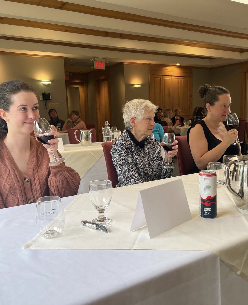 ElmhirstsResort's tweet image. It has been a long 2 year wait for our #PaintandPinot Weekend! 🎨 What a beautiful day we got to enjoy while painting with @saspaintparty! #ElmhirstPlay #goresorting #thekawarthas #ontariotravel