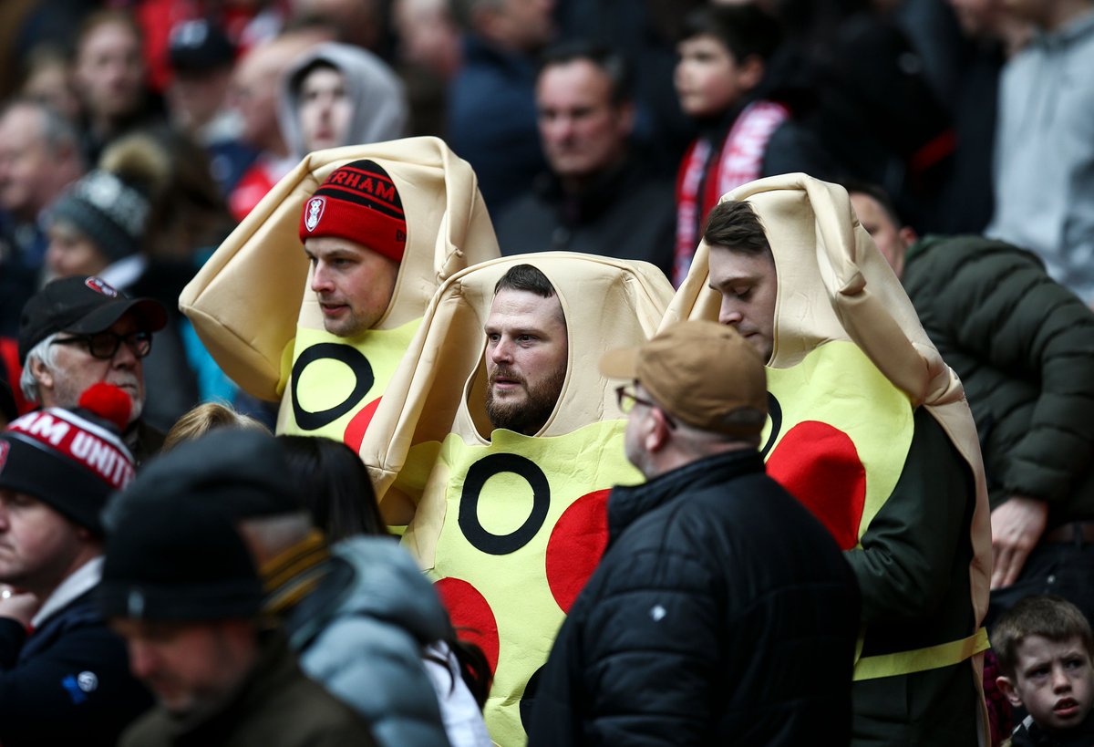 🍕 Dressed for the occasion! 😂

#EFL | #PapaJohnsTrophy