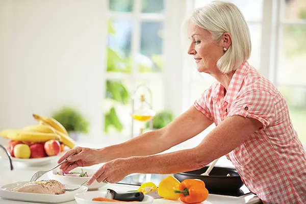 RadiatingHopeNE's tweet photo. Julie Lanford, @CancerDietitian, shares tips on making smart food choices for cancer survivors. https://t.co/MFQ0fZQzzv 

#CopingWithCancer #Nutrition from @Coping_Cancer https://t.co/Z54uTCyuqk