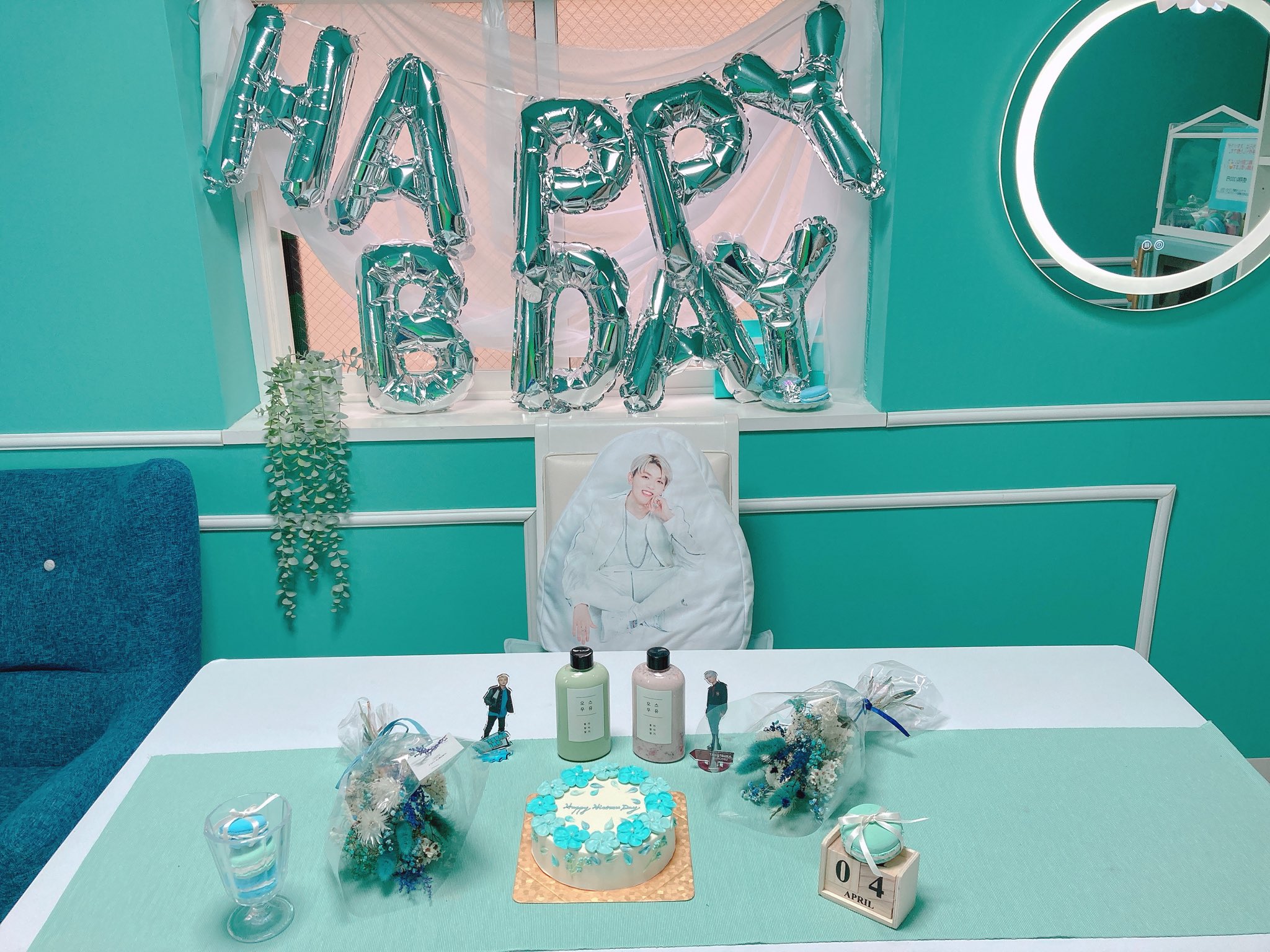 かな 大夢くんのお誕生日会 ティファニーブルーのお部屋借りて いろんなもの置いてお祝いした 風船入らなくてhappy B Day 笑 Happyhiromuday 髙塚大夢23歳 全てを賭けて描く道 T Co Pvvngcsgep Twitter