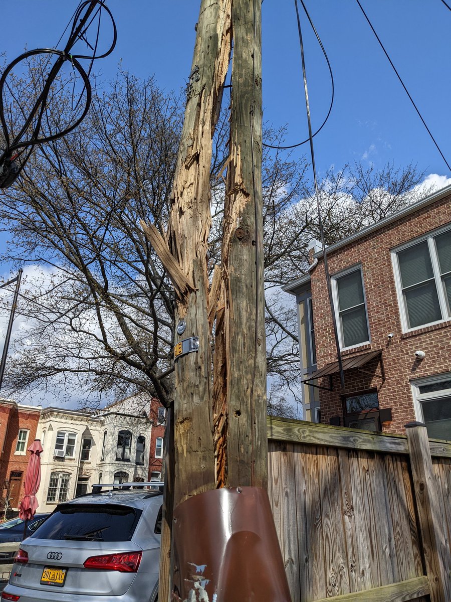 priscillacodes's tweet photo. @PoPville this utility pole in our alley cracked.  Called Verizon but they dont come out til tomorrow.  Any advice on how to escalate?  I'm worried it will fall down today and damage property or hurt someone. https://t.co/vVhuvyMu2O