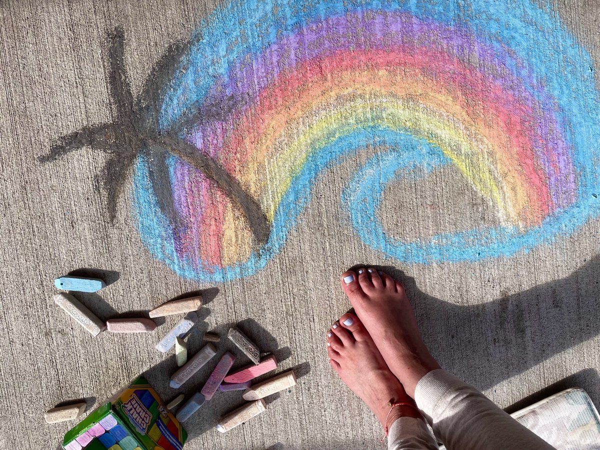 HeyItsMeMissJT's tweet photo. Bustin' out the chalk. 😏 #OldSchool #Spring #SidewalkChalk #HawaiianVibes #SurferStyle #SundayMorning #CreativityIsLife #GetOutside #AlwaysHavingFun #CrayolaQueen 🌊🏄‍♀️☀️🌴🍉⛱ https://t.co/rFoJ9oWxmI