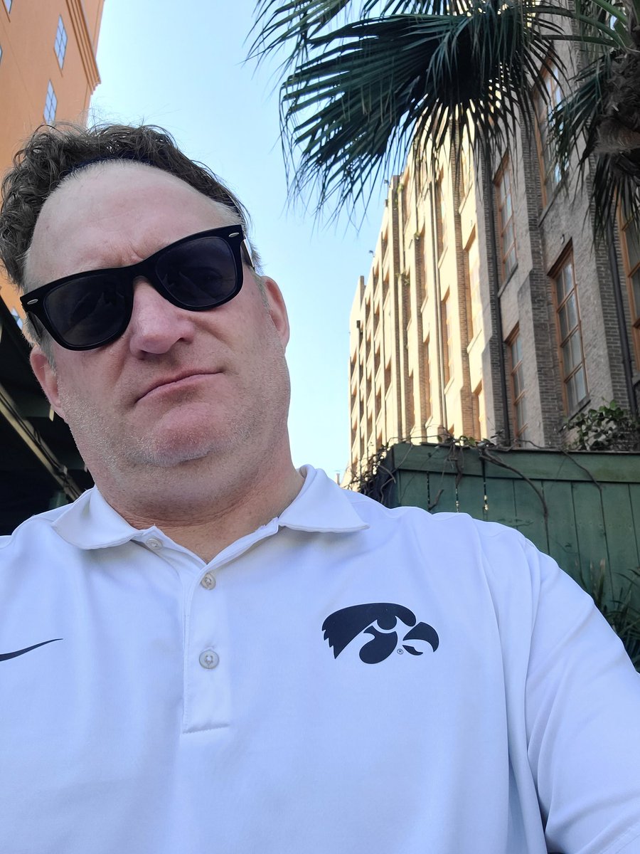 Hawkeye Elvis tweet media