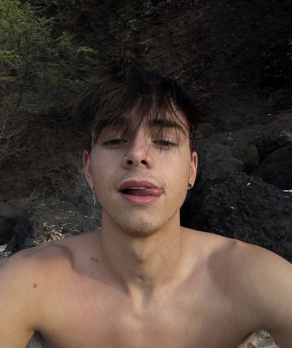 daytimebesson's tweet image. favourite person 💖💞💕