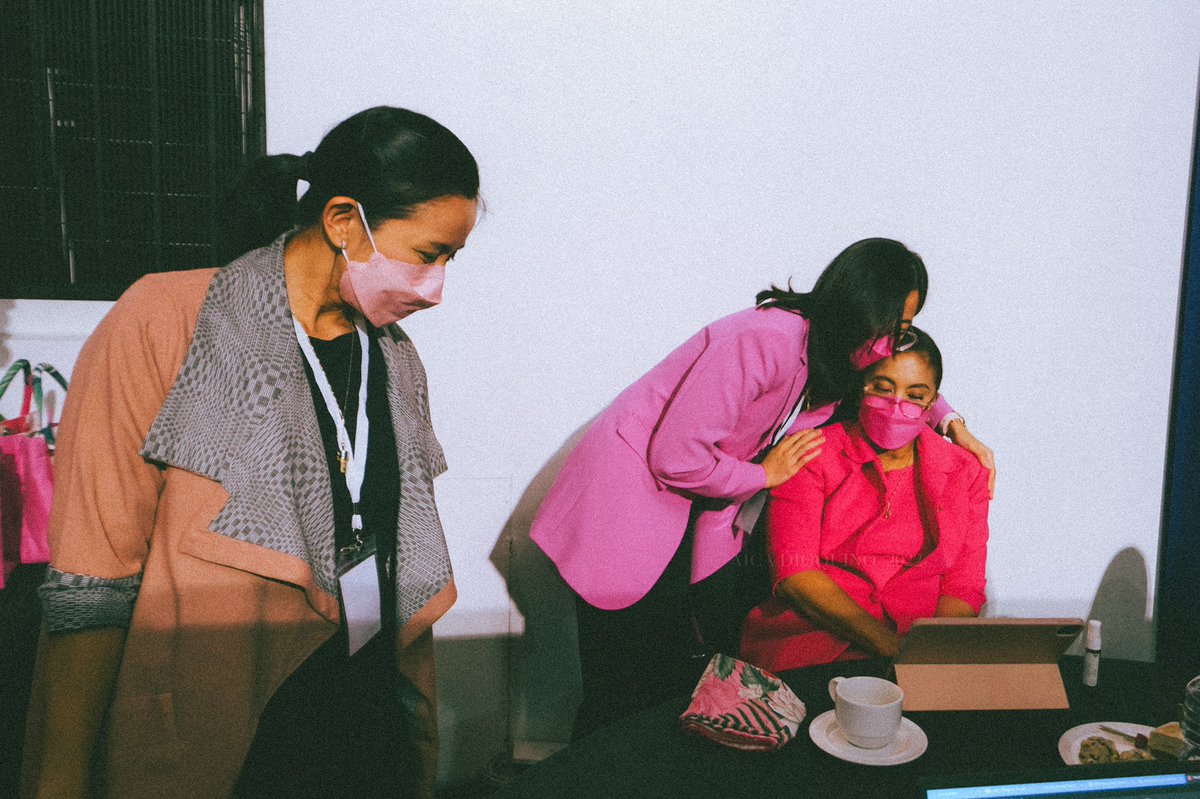 AicaDioquino's tweet photo. .@lenirobredo and her best girls • #PiliPinasDebates2022 #JillianInOurHearts #TaraNaKayLeni https://t.co/9LrkHh1IuG