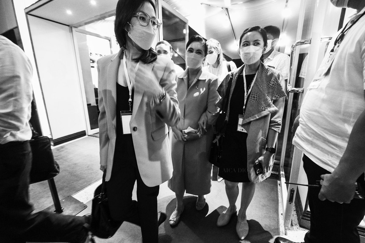 AicaDioquino's tweet photo. .@lenirobredo and her best girls • #PiliPinasDebates2022 #JillianInOurHearts #TaraNaKayLeni https://t.co/9LrkHh1IuG
