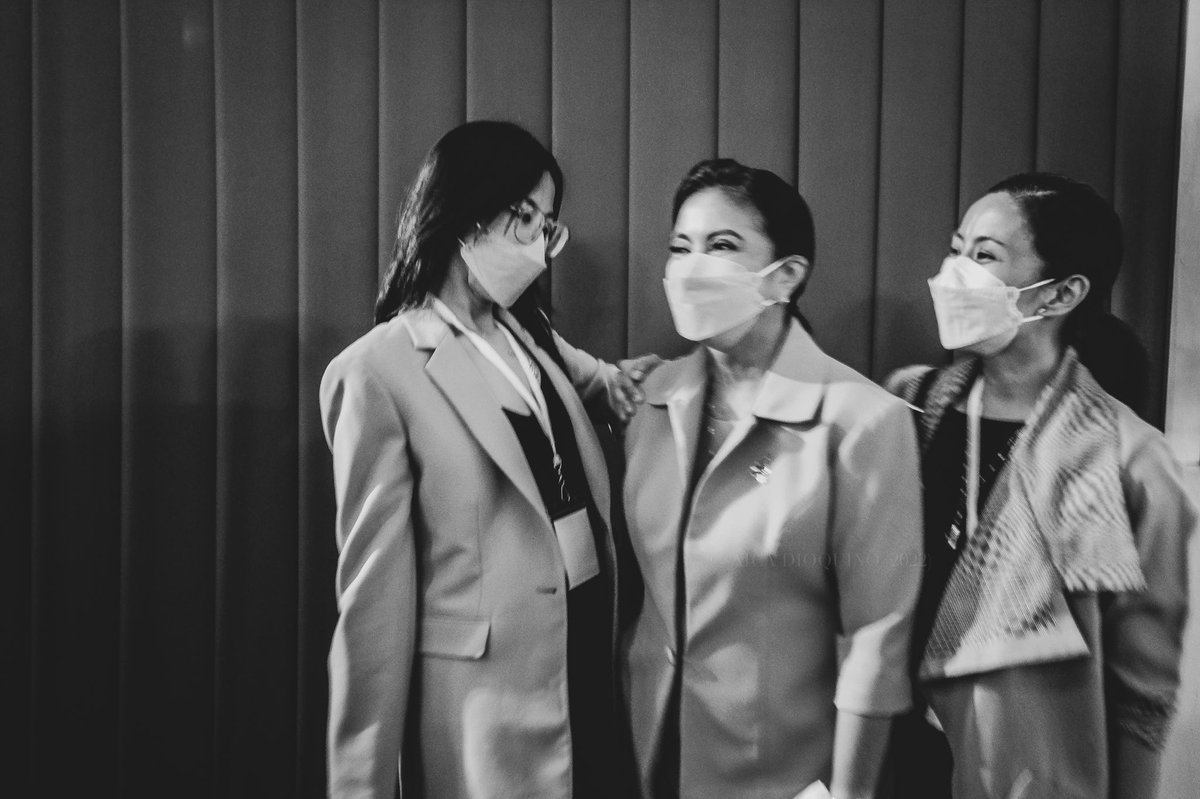 AicaDioquino's tweet photo. .@lenirobredo and her best girls • #PiliPinasDebates2022 #JillianInOurHearts #TaraNaKayLeni https://t.co/9LrkHh1IuG