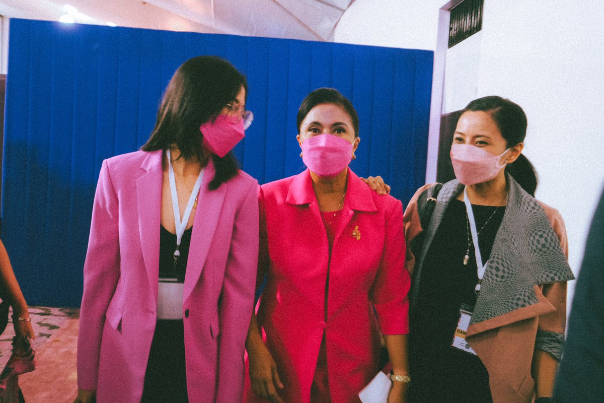 AicaDioquino's tweet photo. .@lenirobredo and her best girls • #PiliPinasDebates2022 #JillianInOurHearts #TaraNaKayLeni https://t.co/9LrkHh1IuG