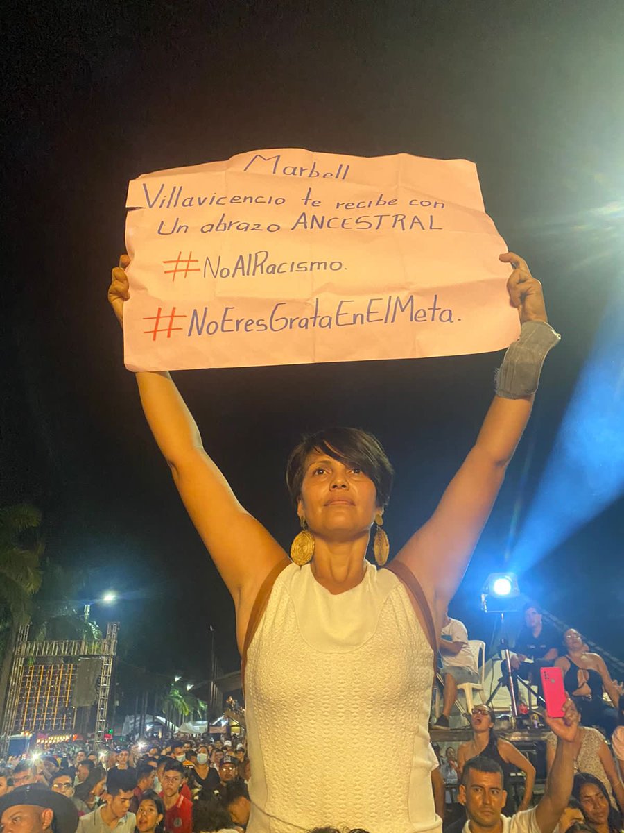WillisHdez's tweet photo. Admiro lo que hizo esta mujer, el respeto a la raza empieza desde casa. 

Así fue recibida @Marbelle30 en el Meta.
#NoALaDiscriminación 
#SiAlAbrazoAncestralDeFrancia https://t.co/GkyUYR6n3p