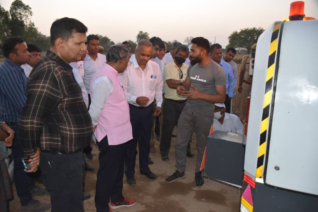 UpRuralDev's tweet photo. चित्रकूट में सचिव महोदय @Nagendra_NSinha जी ने FDR पद्धति से सड़क के निर्माण से पूर्व व निर्माण के दौरान मिट्टी व भूमि के तकनीकि मापदंडों की जांच विधि की जानकारी ली

#mord #PMSGY #gramvikas #UPRural https://t.co/mmEDKTNkSp