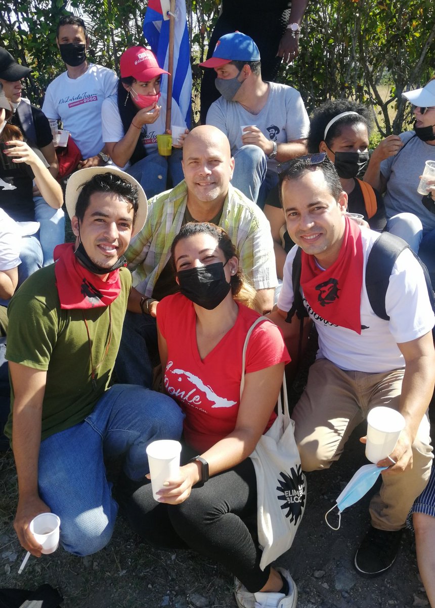 GHNordelo5's tweet image. Pañuelos rojos también en trabajo productivo saludando el 4 de abril. #Cuba #VamosConTodo #CDRCuba #SomosDelBarrio