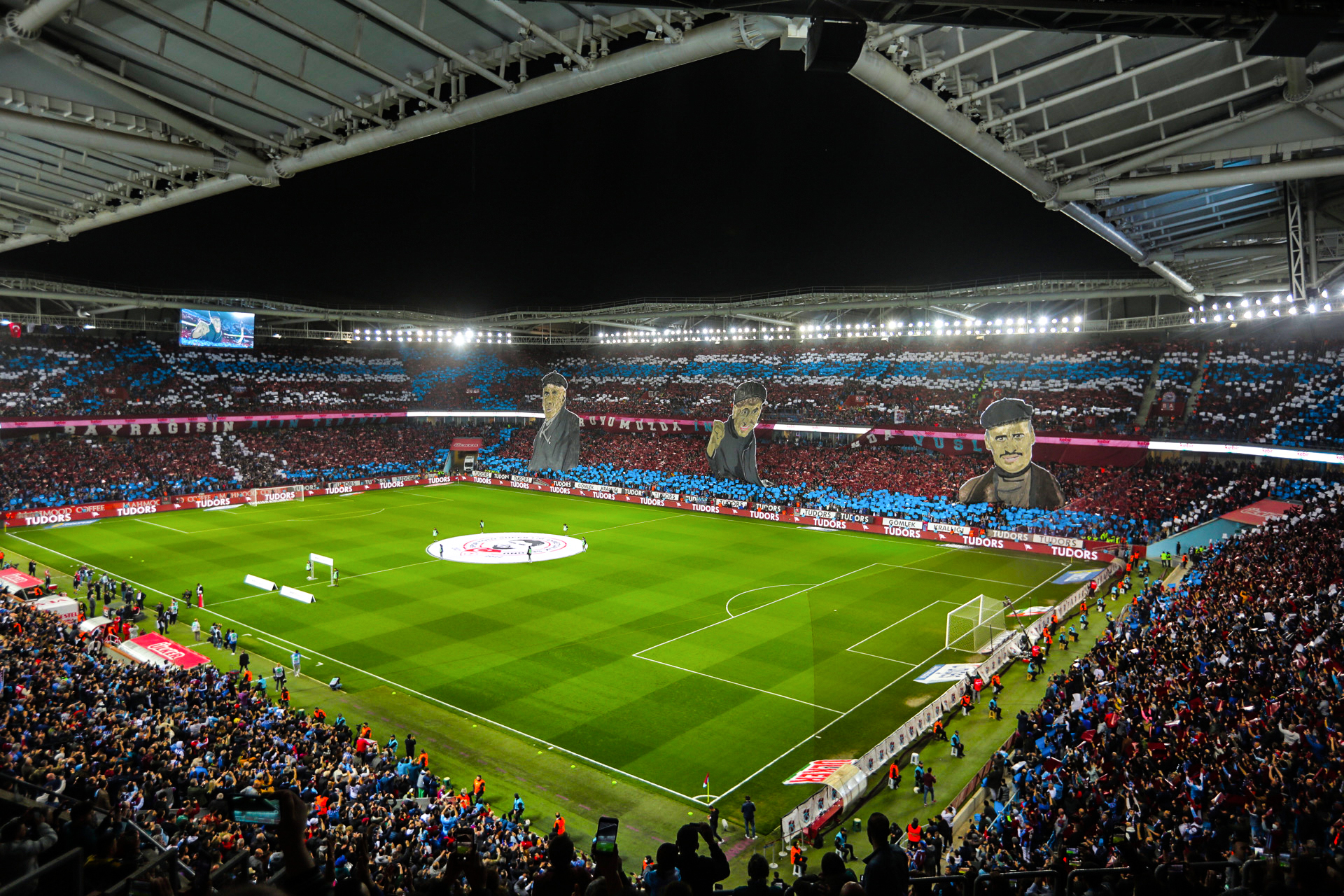 Trabzonspor-Beşiktaş maçı öncesi Şenol Güneş Spor Kompleksi Medical Park Stadyumu tribünleri