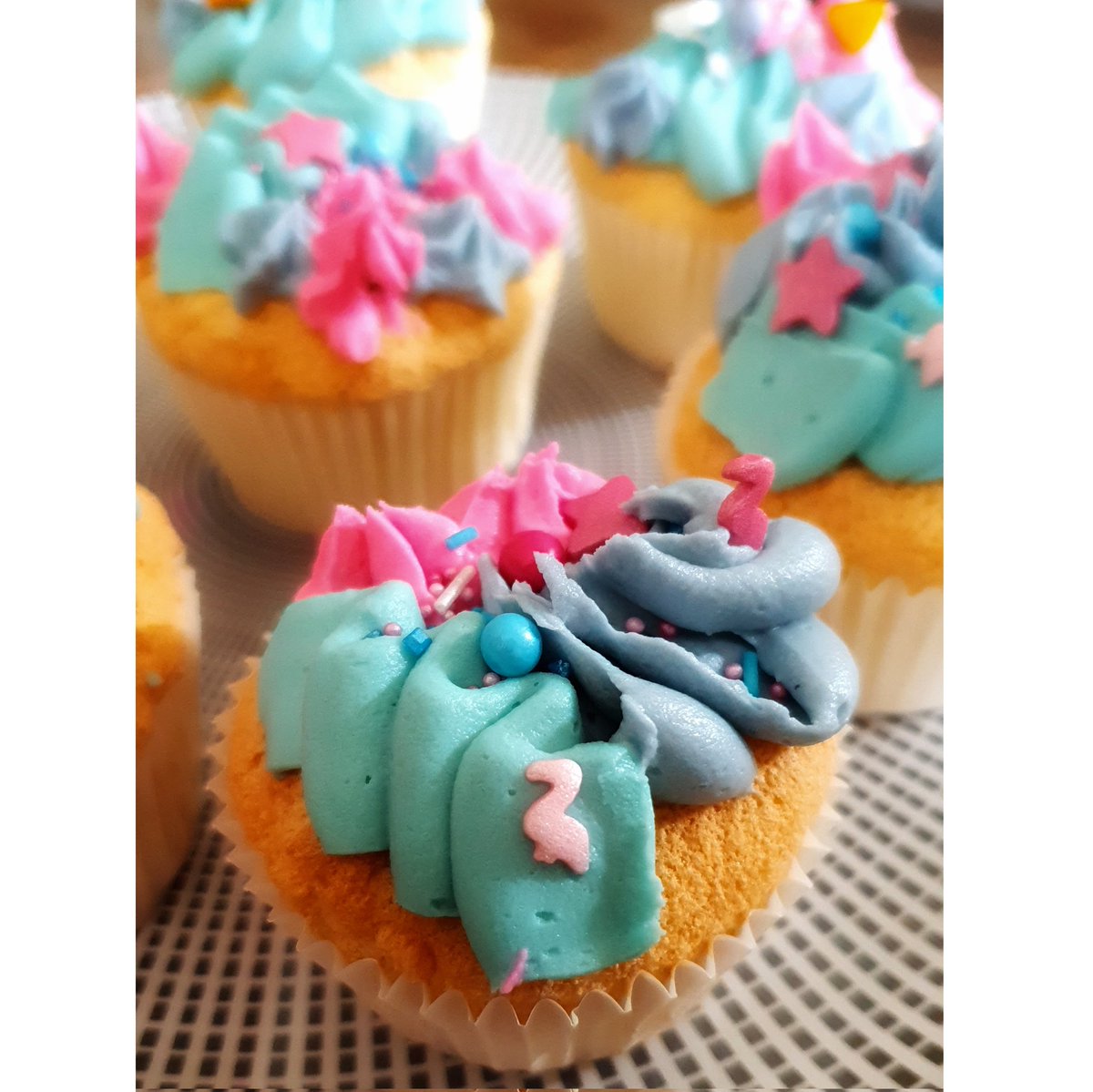 Ada_cgn's tweet photo. Today I tested a new buttercream recipe. #cupcakes #buttercream #sprinkles #colourmill #food #sweet #cake https://t.co/Ktpr5vND6R