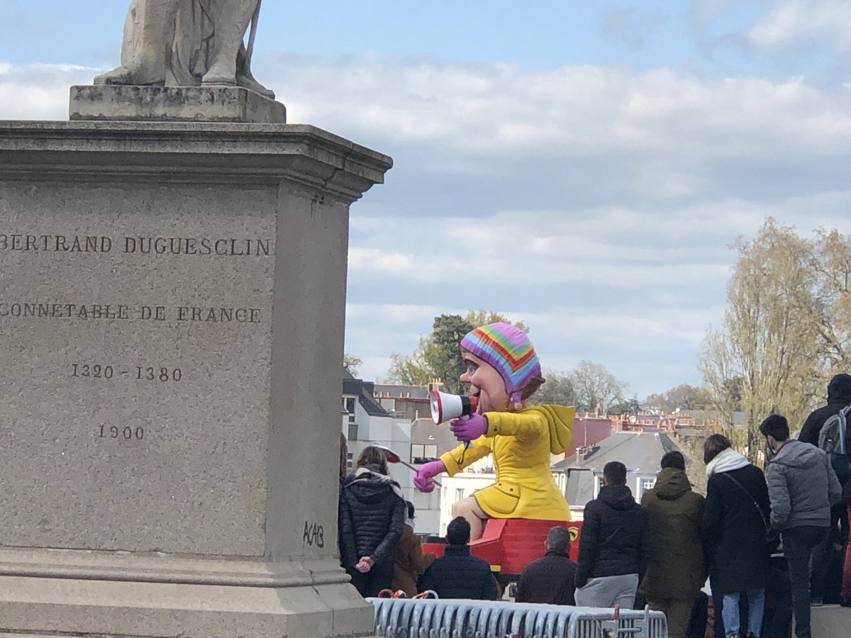 presseocean's tweet photo. #CarnavalNantes Le défilé se termine, la fête foraine 🥳 se poursuit cours Saint-Pierre #Nantes https://t.co/tx3UkbF8FC