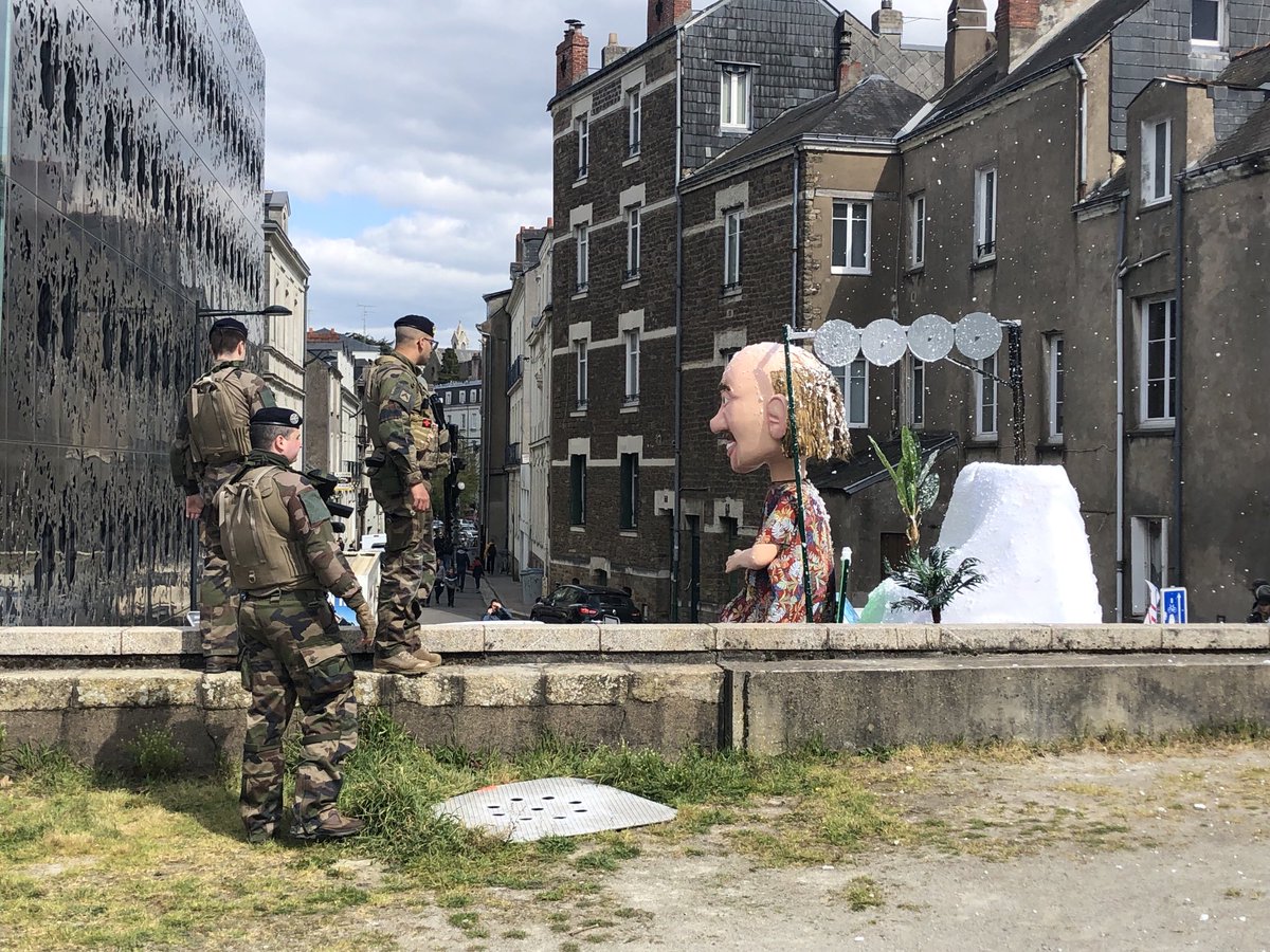presseocean's tweet photo. #CarnavalNantes Le défilé se termine, la fête foraine 🥳 se poursuit cours Saint-Pierre #Nantes https://t.co/tx3UkbF8FC