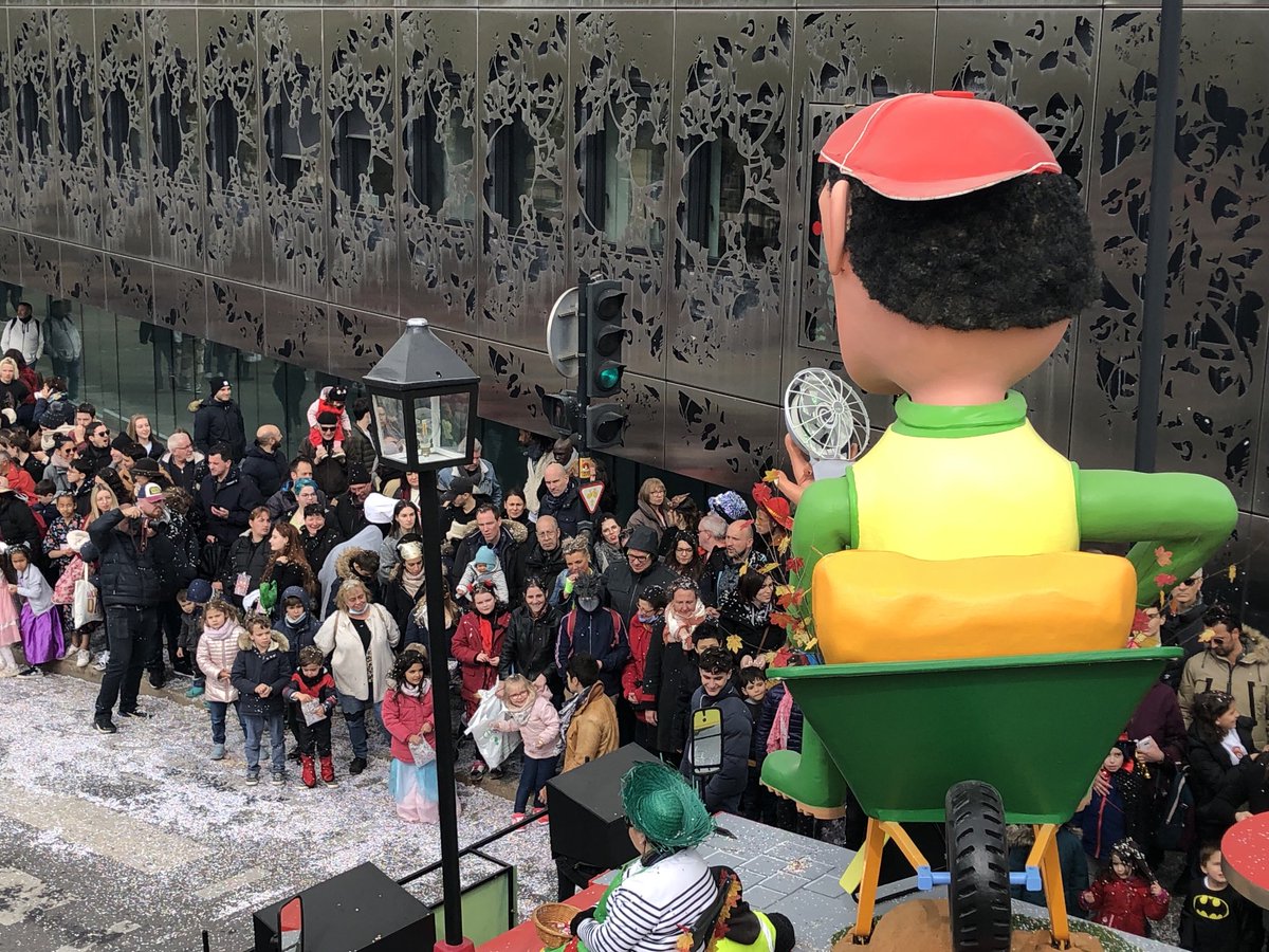presseocean's tweet photo. #CarnavalNantes Le défilé se termine, la fête foraine 🥳 se poursuit cours Saint-Pierre #Nantes https://t.co/tx3UkbF8FC
