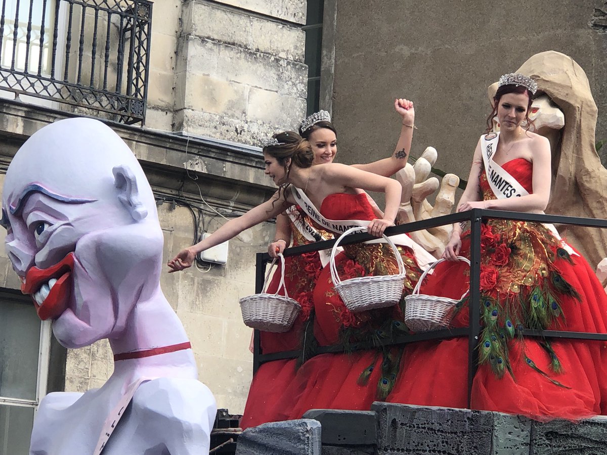 presseocean's tweet photo. #CarnavalNantes Le défilé se termine, la fête foraine 🥳 se poursuit cours Saint-Pierre #Nantes https://t.co/tx3UkbF8FC