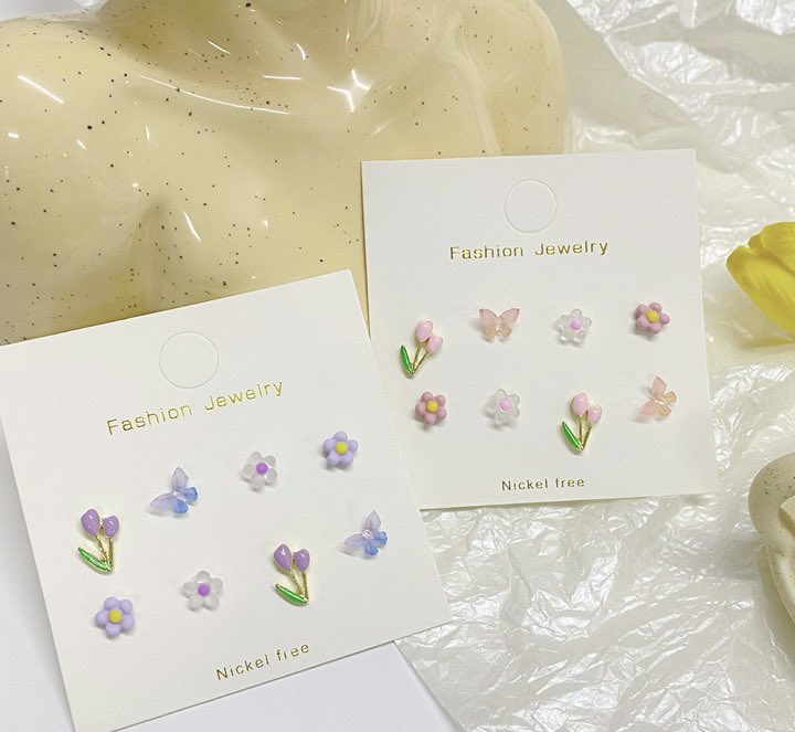 mars_planetshop's tweet photo. ต่างหูเซตทุ่งดอกไม้มาแล้วค่า💐 มีทั้งดอกเดซี่🌼 ดอกทิวลิป🌷 คุณผีเสื้อ🦋 คุ้มมากๆเลยค่าได้ตั้ง 8 ชิ้นต่อ 1 เซต (pre-order นะค้า🛒)

🥐ราคา 99.- / เซต
✨มี 4 โทนสี(ชมพู,เหลือง,ม่วง,แดง)
🚗ค่าส่งเหมา 40 บาท ต่อ1-3 เซต
💌สนใจทักDMได้เลยนะคะ

#ต่างหู #ต่างหูเกาหลี #พรีออเดอร์เกาหลี https://t.co/jj5ZGQedNc
