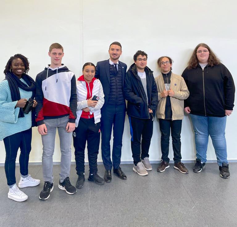 📅Quelle émotion de retourner samedi dans mon Lycée <a href="/JRostandMantes/">Lycée Rostand Mantes</a> pour témoigner mon total soutien à un enseignement d’excellence dédié aux filières d’avenir de nos territoires d’industrie. Merci au Proviseur, à ses équipes et aux élèves, pour cette matinée riche d’échanges 🙏🏻