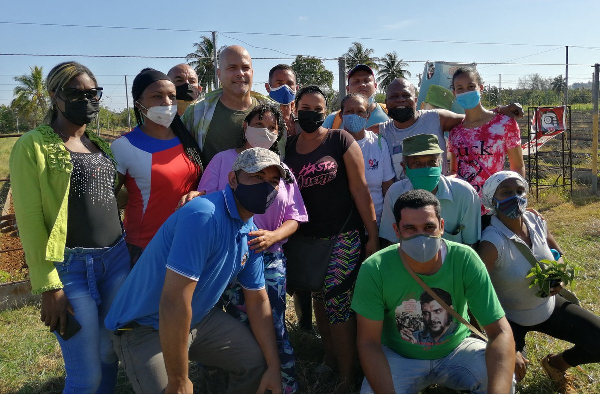 GHNordelo5's tweet image. Pañuelos rojos también en trabajo productivo saludando el 4 de abril. #Cuba #VamosConTodo #CDRCuba #SomosDelBarrio