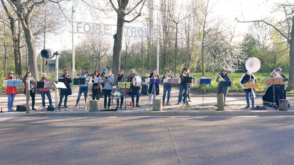 #marathondeparis  je n'ai pas couru mais j'ai encouragé vaillamment les marathoniens en musique 🎶🎺🥶 (et applaudi les collègues #PôleEmploi 💪🏅 ) super expérience !  #MarathonParis en #Fanfares