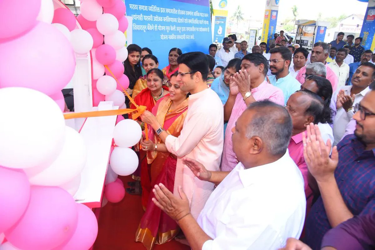 ghatge_raje's tweet photo. #makeinkolhapur उपक्रमाअंतर्गत कार्यरत असणाऱ्या 'लाडाची कुल्फी' च्या कागल तालुक्यातील पहिल्या आउटलेटचा शुभारंभ गुढीपाडव्याच्या शुभ मुहूर्तावर मी आणि सौ. नवोदिता घाटगे यांनी केला. 'मेक इन कोल्हापूर' उपक्रमाला जिल्ह्यातून उत्स्फूर्त प्रतिसाद लाभत आहे, ही अत्यंत समाधानाची बाब आहे. https://t.co/adUqjvzGmS