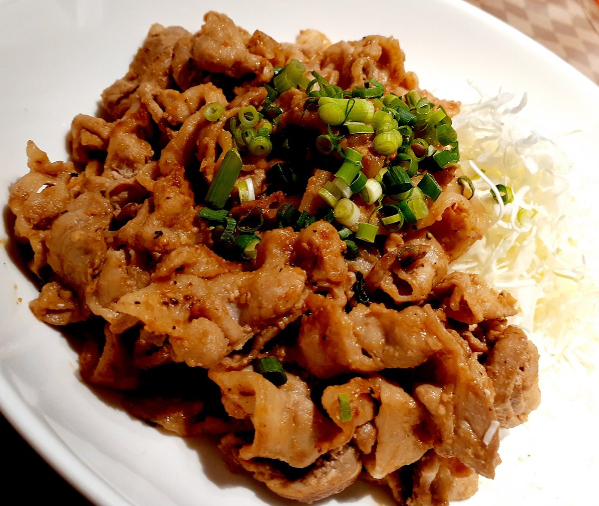 夕飯。 嫁にお願いしたのは『薄切り豚バラ肉の味噌ショウガ味』です😋 でも「白ごはんを食べない日」と決めていたのをすっかり忘れていた。 こんなに白メシに合うおかずないのに··· 結局、家で一番小