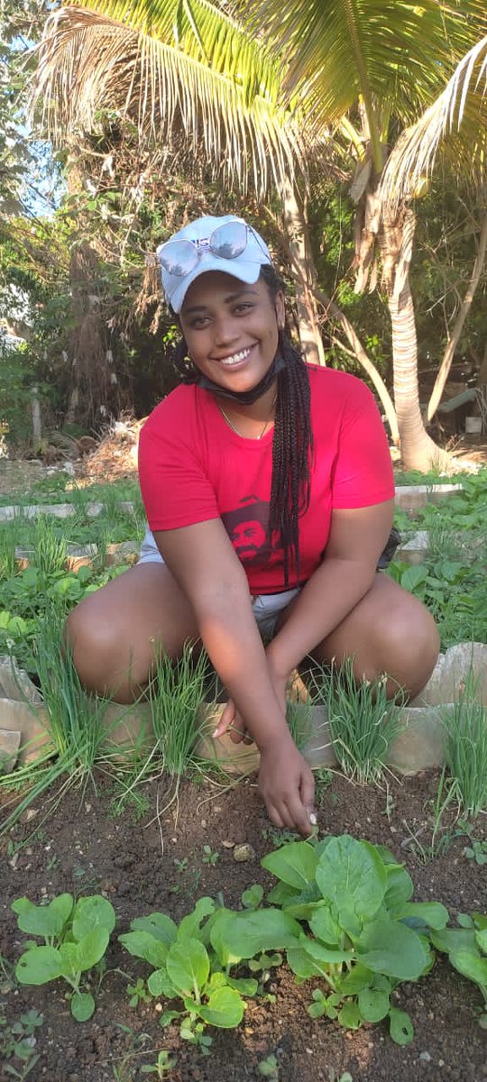 UjcMinrex's tweet photo. Los jóvenes de @CubaMINREX #VamosConTodo produciendo ideas, haciendo producir la tierra🌱, produciendo futuro✊🇨🇺
#60UJC https://t.co/pvcrpxAAOp