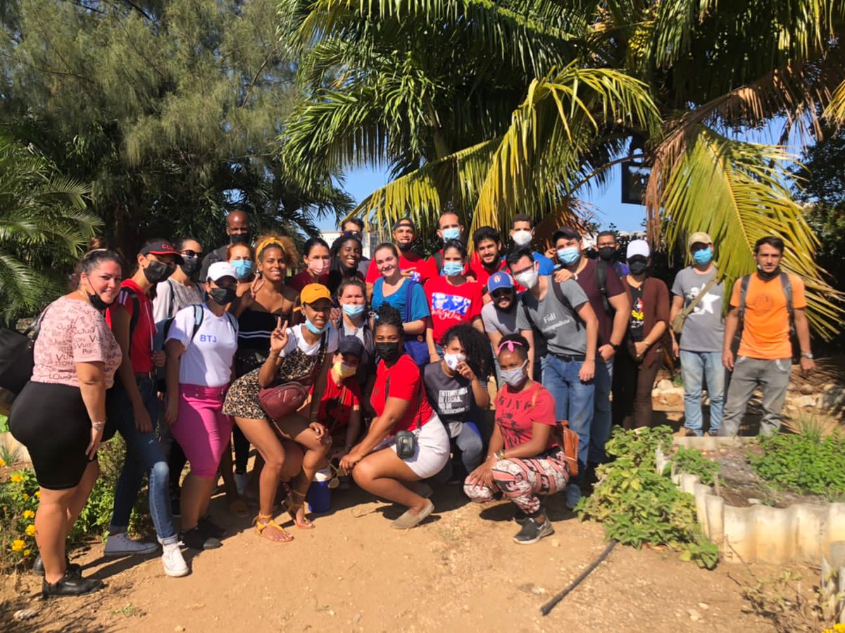UjcMinrex's tweet photo. Los jóvenes de @CubaMINREX #VamosConTodo produciendo ideas, haciendo producir la tierra🌱, produciendo futuro✊🇨🇺
#60UJC https://t.co/pvcrpxAAOp