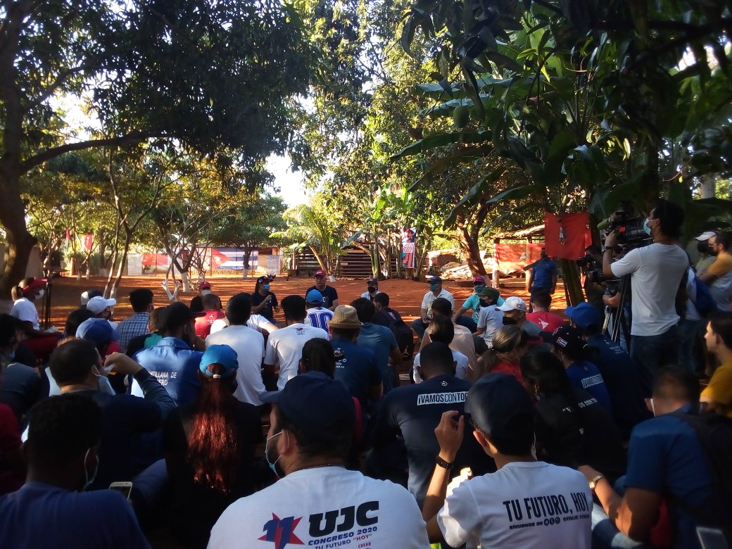 Aquí estamos intercambiando con nuestro presidente <a href="/DiazCanelB/">Miguel Díaz-Canel Bermúdez</a> y @aylinalvarezG. Cuantos temas vitales para #Cuba y el papel que nos toca como jóvenes. #VamosConTodo