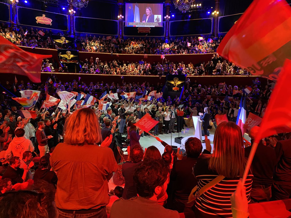 PatrickKanner's tweet photo. + de 2000 personnes et une belle ferveur au Cirque d’hiver pour le meeting d’@Anne_Hidalgo
Le choix est clair: voter Macron, c’est voter à droite. Voter Mélenchon, c’est voter pour une impasse. Voter Hidalgo, c’est voter pour une gauche qui agit pour changer d’avenir #Hidalgo2022 https://t.co/ZdQPOBVTAk