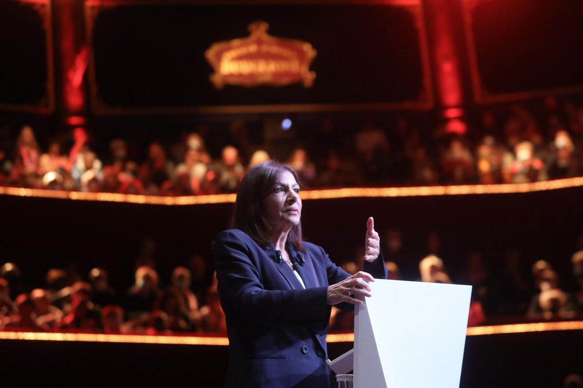 PatrickKanner's tweet photo. + de 2000 personnes et une belle ferveur au Cirque d’hiver pour le meeting d’@Anne_Hidalgo
Le choix est clair: voter Macron, c’est voter à droite. Voter Mélenchon, c’est voter pour une impasse. Voter Hidalgo, c’est voter pour une gauche qui agit pour changer d’avenir #Hidalgo2022 https://t.co/ZdQPOBVTAk