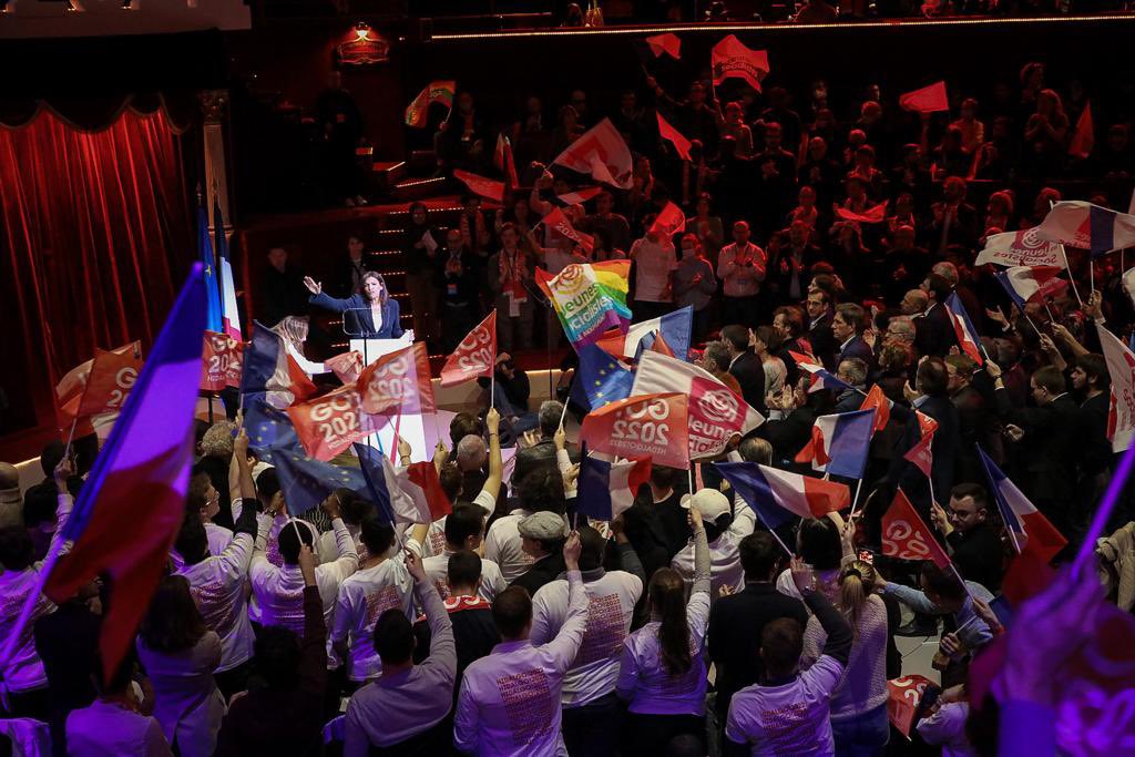 PatrickKanner's tweet photo. + de 2000 personnes et une belle ferveur au Cirque d’hiver pour le meeting d’@Anne_Hidalgo
Le choix est clair: voter Macron, c’est voter à droite. Voter Mélenchon, c’est voter pour une impasse. Voter Hidalgo, c’est voter pour une gauche qui agit pour changer d’avenir #Hidalgo2022 https://t.co/ZdQPOBVTAk