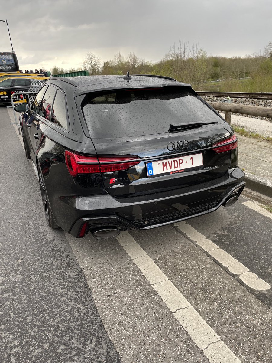SebaClose's tweet image. A qui peut bien être la voiture garée juste à côté de la ligne d’arrivé du Tour des Flandres? #ronde