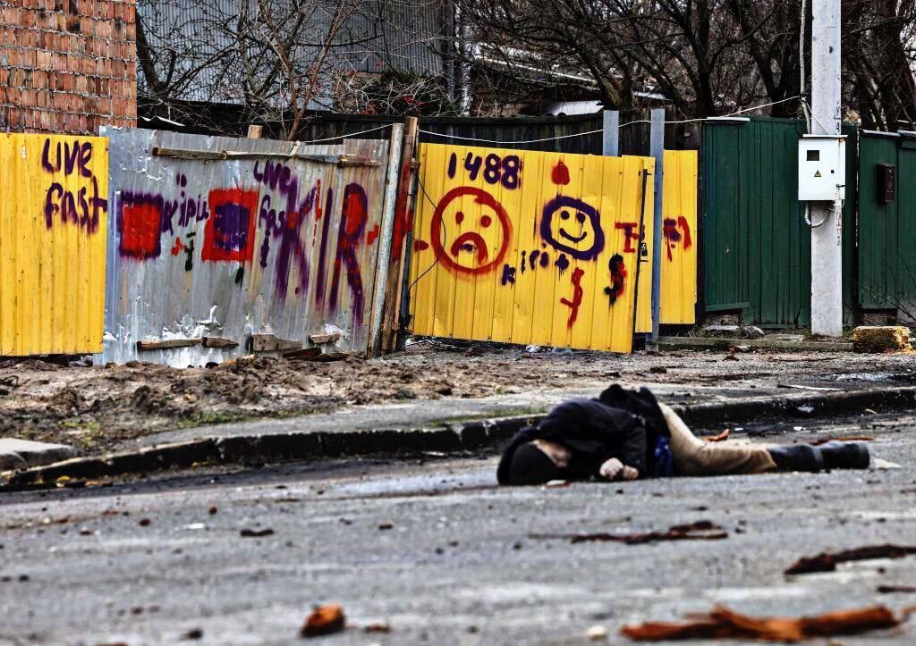 AlexKLP's tweet image. Terrible footage from #Bucha and other cities that were occupied by Russian-fascist troops for a month.
The streets are littered with the corpses of civilians, some of whom have their hands tied behind their backs. This is what genocide looks like.
#SaveUkraineNow #Ukraine