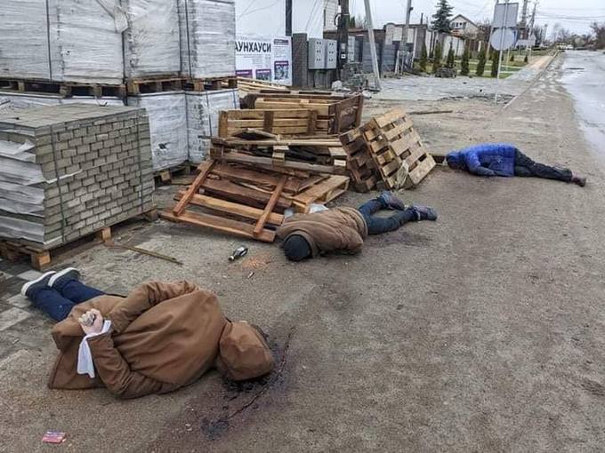 AlexKLP's tweet image. Terrible footage from #Bucha and other cities that were occupied by Russian-fascist troops for a month.
The streets are littered with the corpses of civilians, some of whom have their hands tied behind their backs. This is what genocide looks like.
#SaveUkraineNow #Ukraine