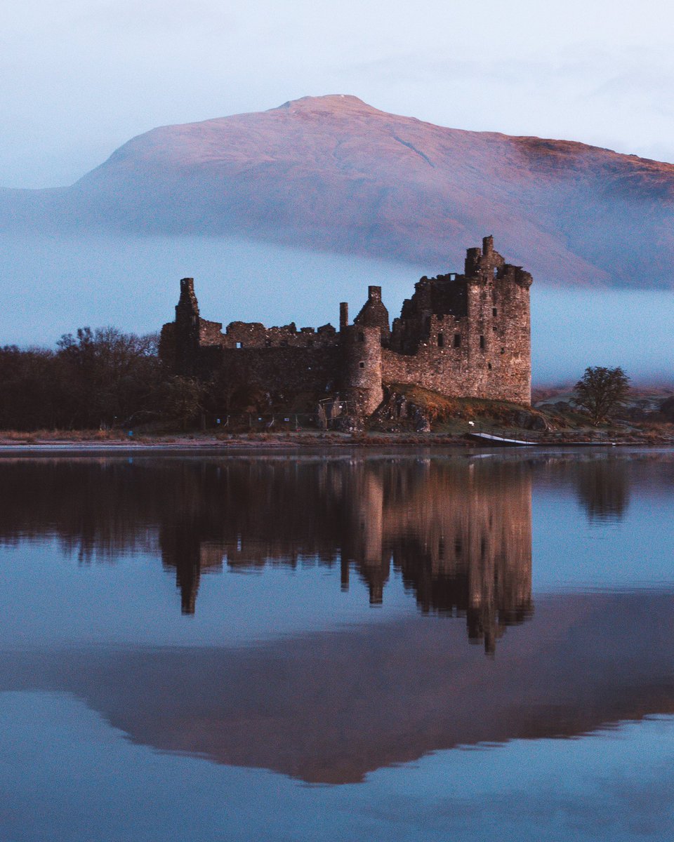 Seeing double on the banks of Loch Awe. Gm! 
 
#VisitScotland #Scotland #KilchurnCastle