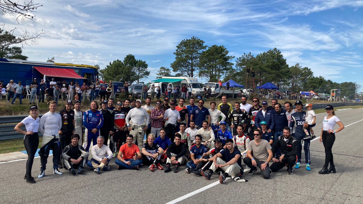 Pilotos titulares junto a los invitados recorriendo la pista