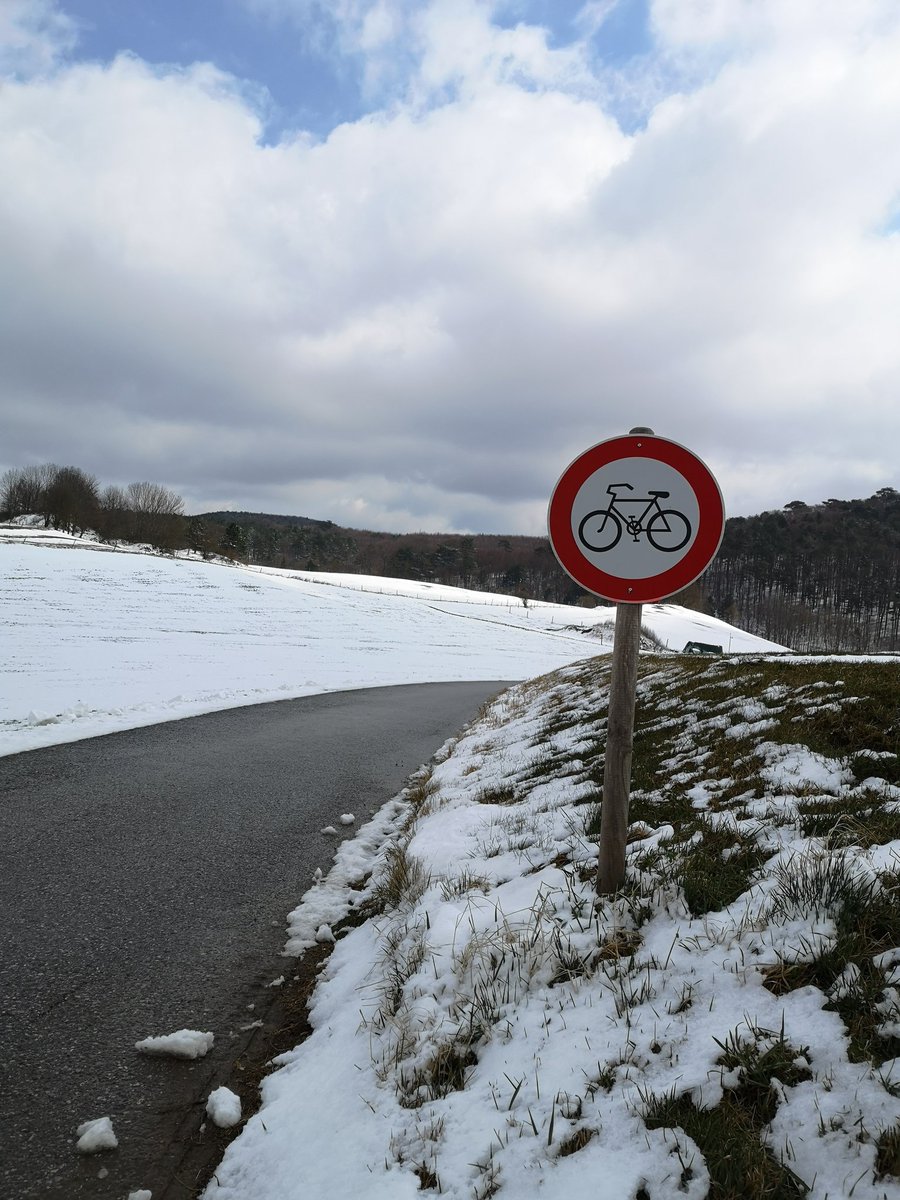 StormAustria's tweet photo. Weitere #winter-liche Impressionen des #Schnee im #April im #Wienerwald sowie in #Kernhof (Tisch mit Schneehaube) #Aprilwetter #Aprilschnee #Niederösterreich #Spätwinter #stormscienceaustria https://t.co/A5ZVKNxEyX