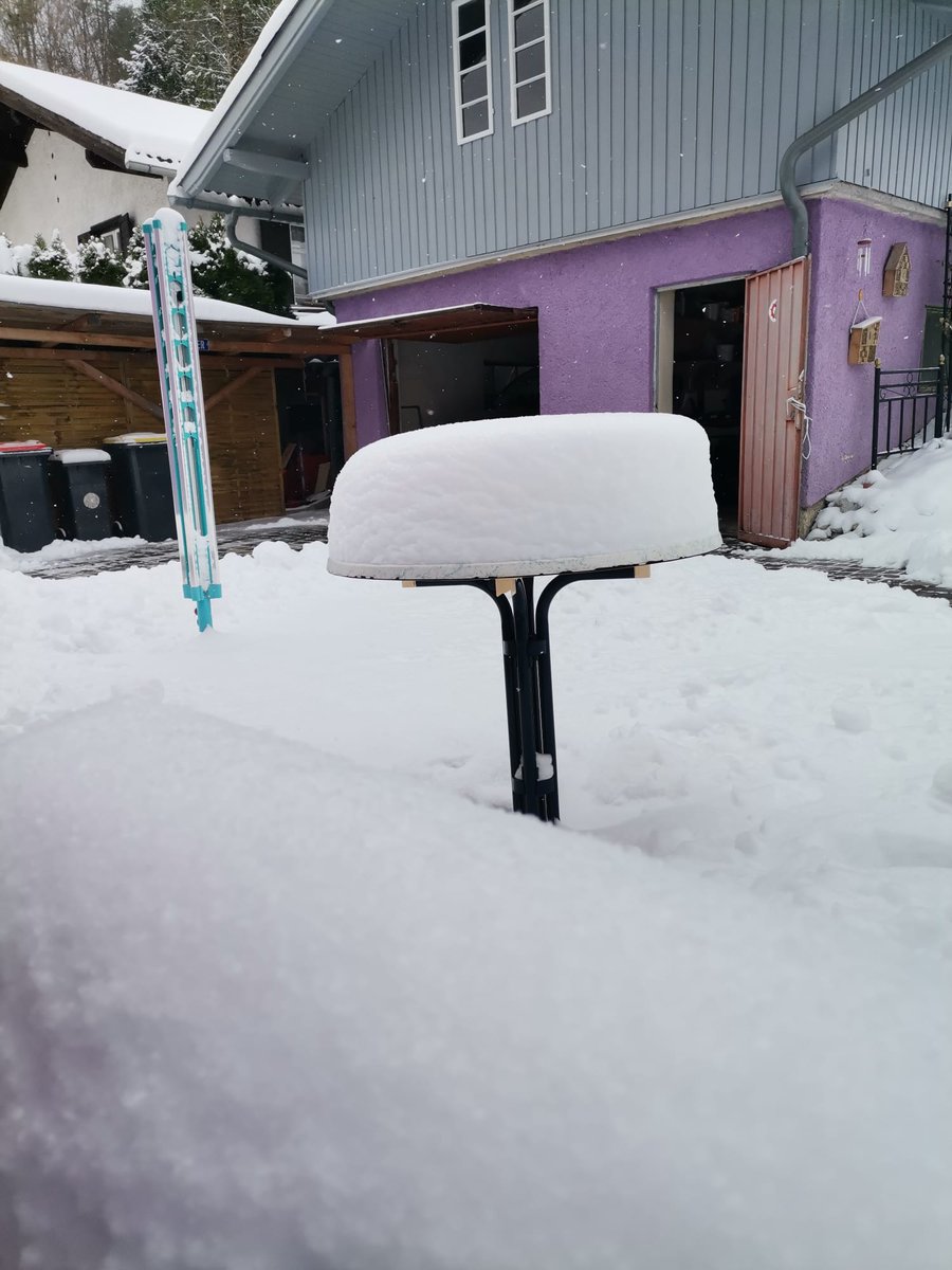 StormAustria's tweet photo. Weitere #winter-liche Impressionen des #Schnee im #April im #Wienerwald sowie in #Kernhof (Tisch mit Schneehaube) #Aprilwetter #Aprilschnee #Niederösterreich #Spätwinter #stormscienceaustria https://t.co/A5ZVKNxEyX
