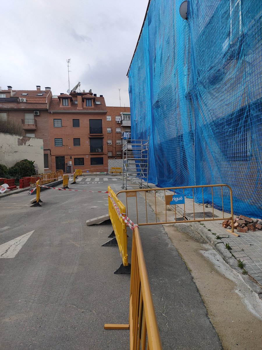 AfectadoXmetro's tweet photo. @AlbertoEscri Donde no viene es donde se le hunden las viviendas, majete. San Fernando de Henares. 3 viviendas derruidas ya y otro edificio de 26 viviendas a punto de hundirse solito. El metro L7B sin lecho por debajo del túnel.@davidperez @IdiazAyuso @platafmetrosfh @FugaJuan https://t.co/lfV7eMgv9c