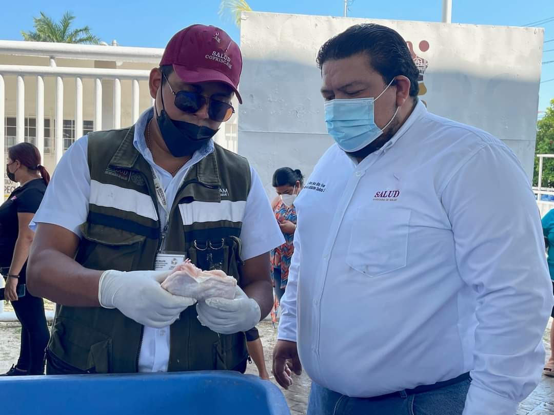 SaludCampeche's tweet photo. Personal de la #Copriscam de #Carmen verificó las condiciones del pescado que se entrega a la población como parte del programa Cuaresma que organizan las autoridades municipales. Previo a la entrega del producto, se constata la calidad. https://t.co/f0iieI6PXN