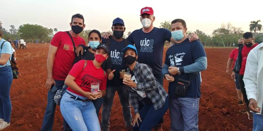 ahoracu's tweet photo. #VamosConTodo | Con esta 📸 de nuestro Presidente @DiazCanelB acompañado de los jóvenes que celebran el #69UJC casi termina la mañana de domingo
Muchas Felicidades.
Feliz domingo a tod@s.
#SomosCuba 🇨🇺❤️ https://t.co/4QexxgK90E