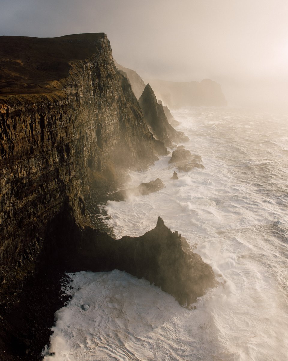 the ever mighty ocean fighting against the landmasses, over and over again..🌊