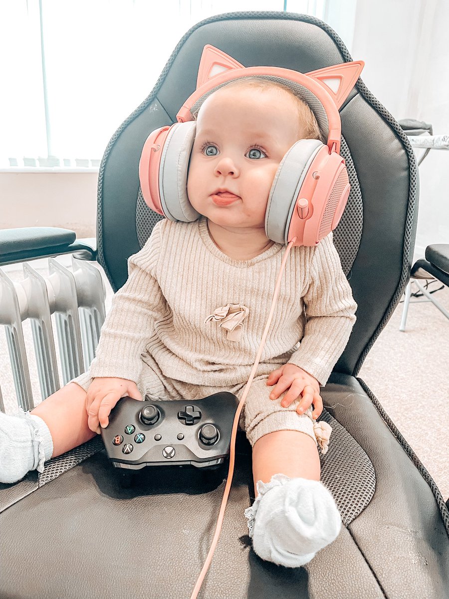 emilymhardman's tweet photo. The cutest gamer girl 🥰 https://t.co/nFBnpGrwFU