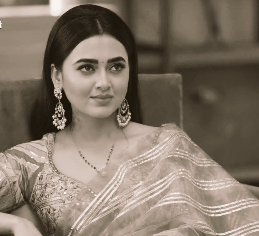 lakshu24's tweet photo. Yaayyy she is BossBabe🌟....Her Attitude Queen Vibes ♥🔥 #Pratha Acing it #Excelled #TejasswiPrakash #Naagin6WithTejasswiPrakash #TejRan https://t.co/6KgFR8BaET